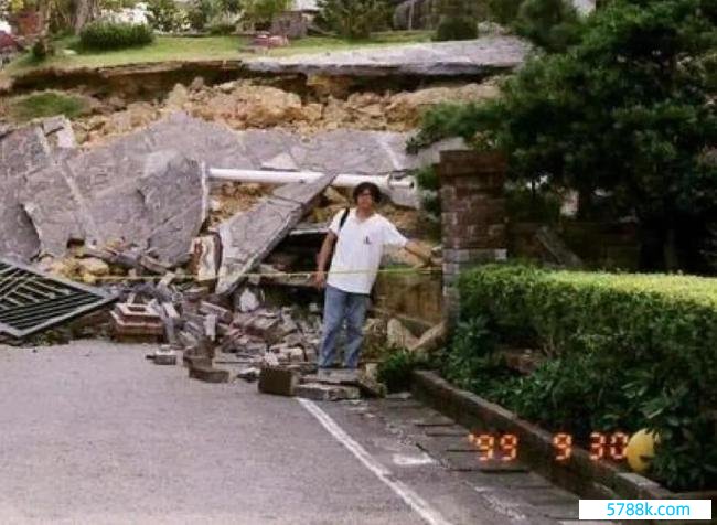 1999年9月21日南投地震后灾情场面