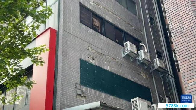 4月3日，台北市松山区一栋大楼因地震导致外墙瓷砖掉落 图：新华社